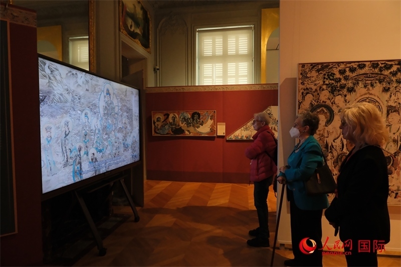 觀眾在展臺觀看錄像講解。人民網(wǎng)記者 尚凱元攝