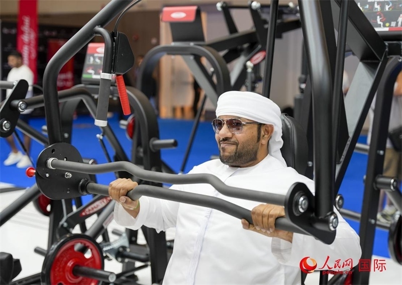 一名觀眾在體驗健身器材。人民網(wǎng)中東中心分社塔里克·易卜拉欣攝