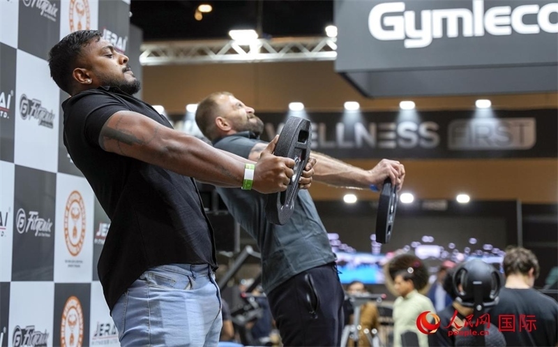 觀眾參加舉重物比賽。人民網(wǎng)中東中心分社塔里克·易卜拉欣攝