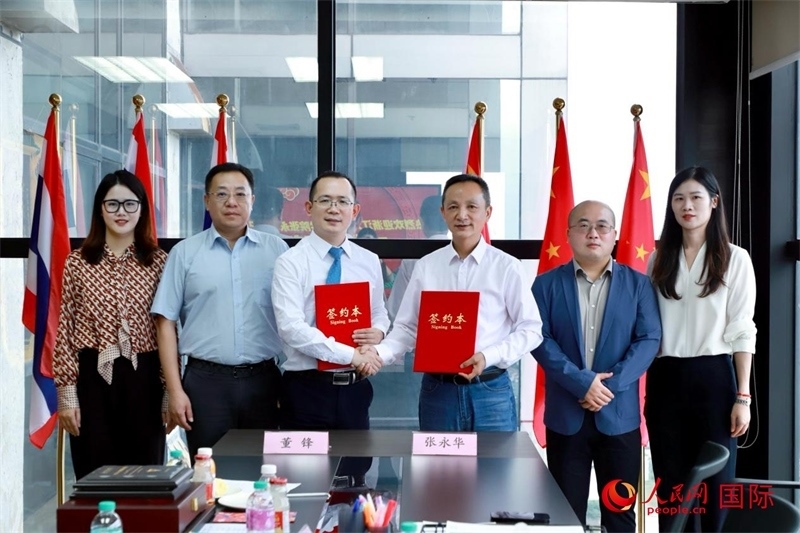 會(huì)談現(xiàn)場(chǎng)。左三為泰中僑商聯(lián)合會(huì)副主席董峰；右三為浙江大學(xué)光華法學(xué)院黨委書記張永華。人民網(wǎng)記者 簡(jiǎn)承淵攝