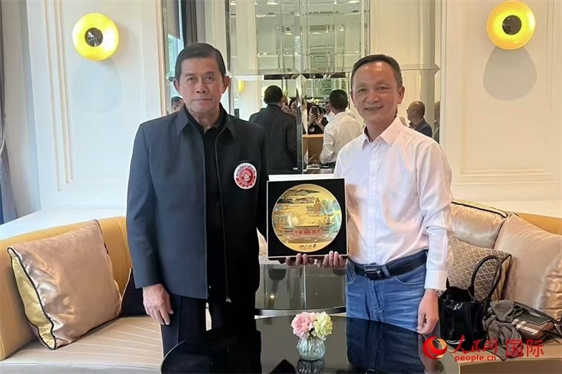 泰中友好協(xié)會(huì)會(huì)長(zhǎng)、泰國前副總理功·塔帕朗西（左一）會(huì)見浙大團(tuán)組一行。人民網(wǎng)記者 簡(jiǎn)承淵攝