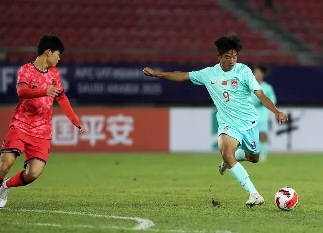 國(guó)少隊(duì)球員魏祥鑫（右）比賽中傳球。新華社記者 李鋼攝