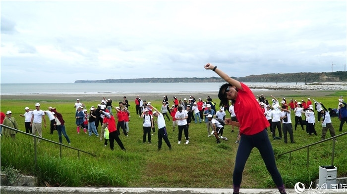 開(kāi)跑前的熱身運(yùn)動(dòng)。人民網(wǎng) 蔣曉辰攝