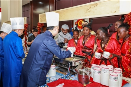 恩賈梅納大學孔子學院的學生們對中國餃子情有獨鐘。主辦方供圖