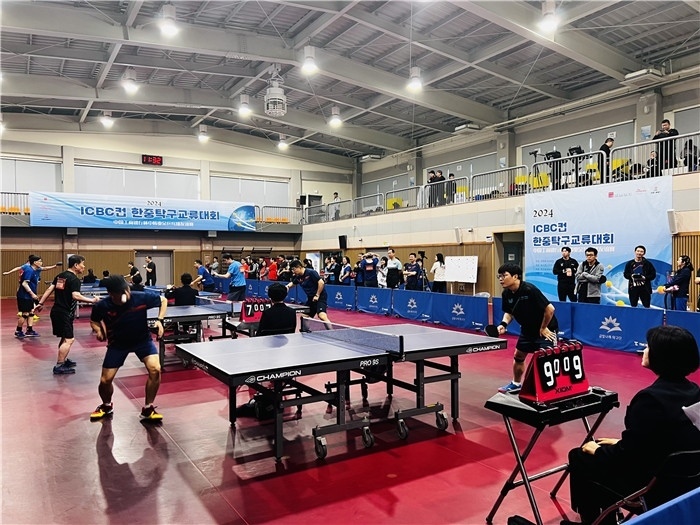 圖為中韓業(yè)余乒乓球友誼賽現(xiàn)場(chǎng)。 首爾中國(guó)文化中心供圖
