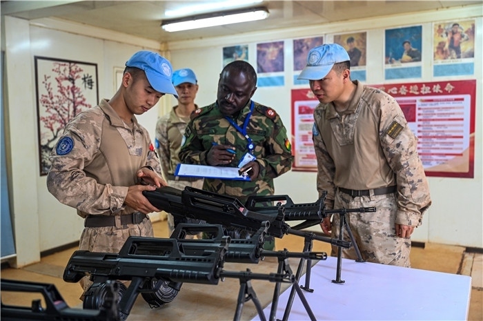 檢查槍支性能。孫千攝