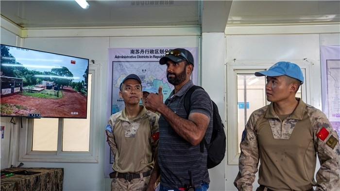 核查官員稱贊。王軍杰攝