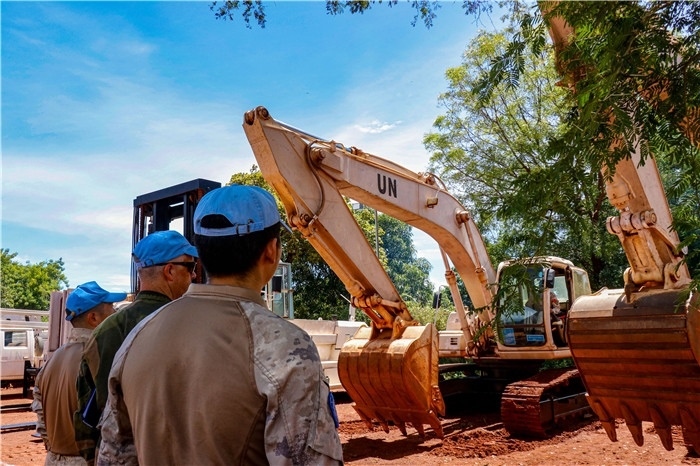 檢查裝備性能。謝坤攝
