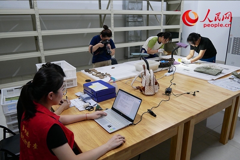 普查隊員們正在庫房內(nèi)工作。人民網(wǎng)記者 韋衍行攝