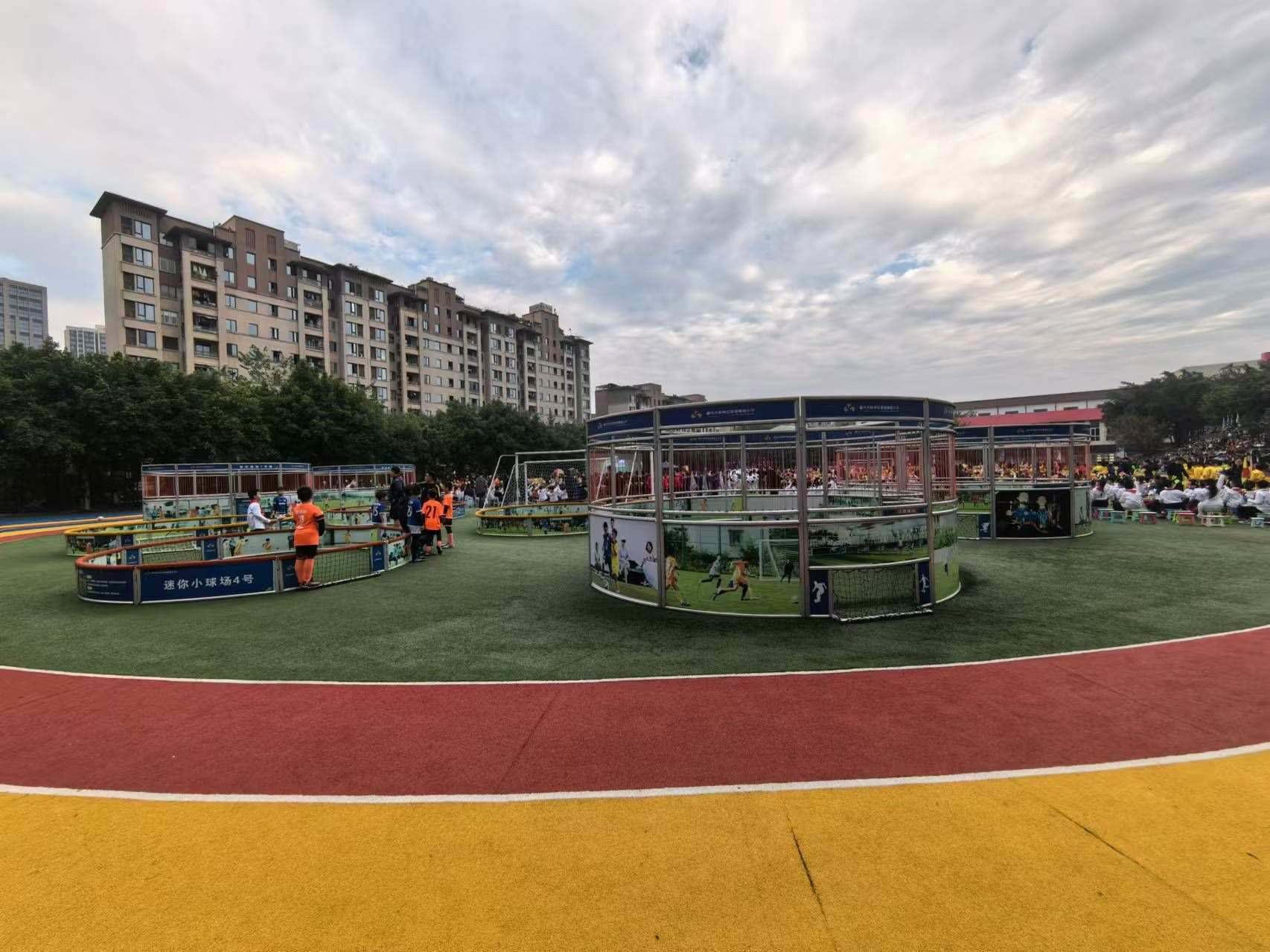 珊瑚魯能小學(xué)里的迷你足球場。 人民網(wǎng)記者 楊磊攝