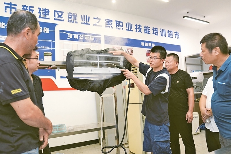 黨的二十屆三中全會強(qiáng)調(diào)，要健全終身職業(yè)技能培訓(xùn)制度。圖為2024年9月12日一位老師在給學(xué)員進(jìn)行家電清洗技術(shù)培訓(xùn)。 新華社記者 萬象/攝