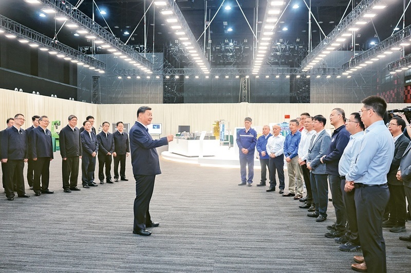 2024年10月17日至18日，中共中央總書記、國(guó)家主席、中央軍委主席習(xí)近平在安徽考察。這是17日下午，習(xí)近平在合肥濱湖科學(xué)城考察時(shí)，同現(xiàn)場(chǎng)科研人員和企業(yè)負(fù)責(zé)人親切交流。 新華社記者 鞠鵬/攝