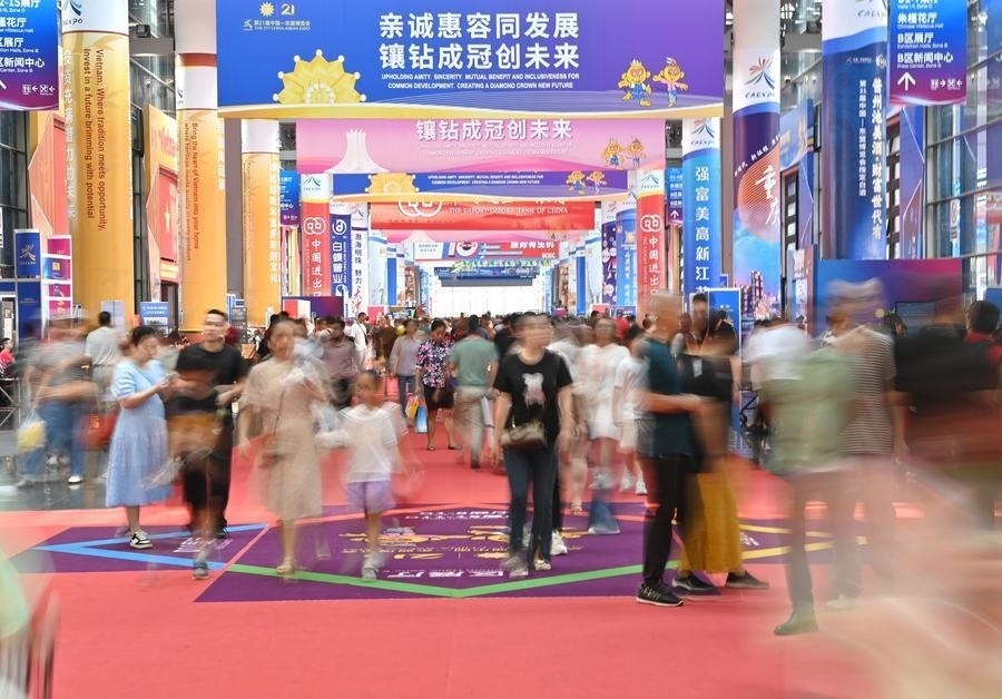 2024年9月28日，觀眾在廣西南寧市舉行的第21屆中國—東盟博覽會上參觀。新華社記者 周華 攝