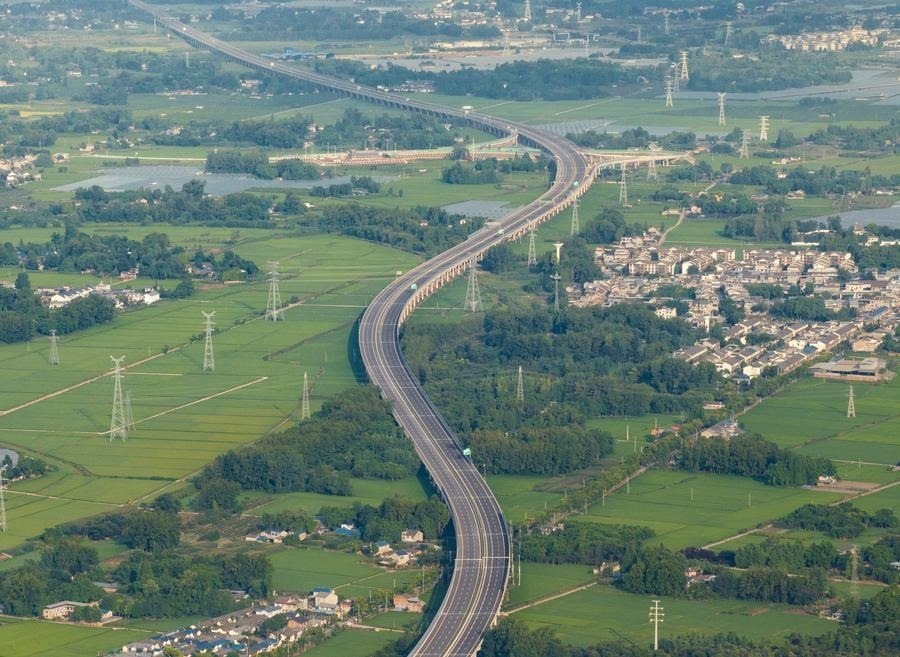 俯瞰四川天府新區(qū)至邛崍高速公路一角（2024年7月2日攝，無人機(jī)照片）。新華社記者 江宏景 攝