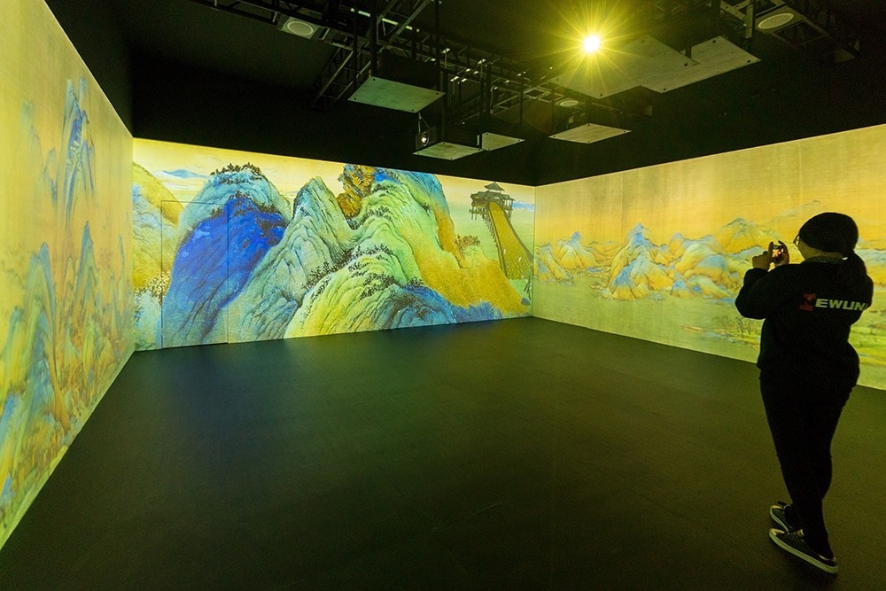 2019年1月29日，上海，市民在“千里江山圖科技藝術(shù)展”上參觀北宋名畫《千里江山圖》的AR全景展示并打卡拍照。