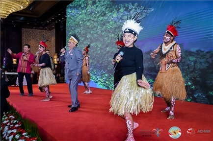山東濟(jì)寧職業(yè)技術(shù)學(xué)校印尼巴布亞留學(xué)生演唱與大使一起演唱巴布亞傳統(tǒng)歌曲。印尼駐華大使館供圖