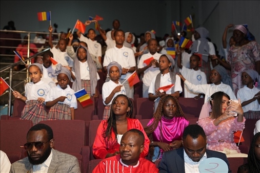 現(xiàn)場觀眾與決賽選手熱情互動。中國石油非洲公司供圖