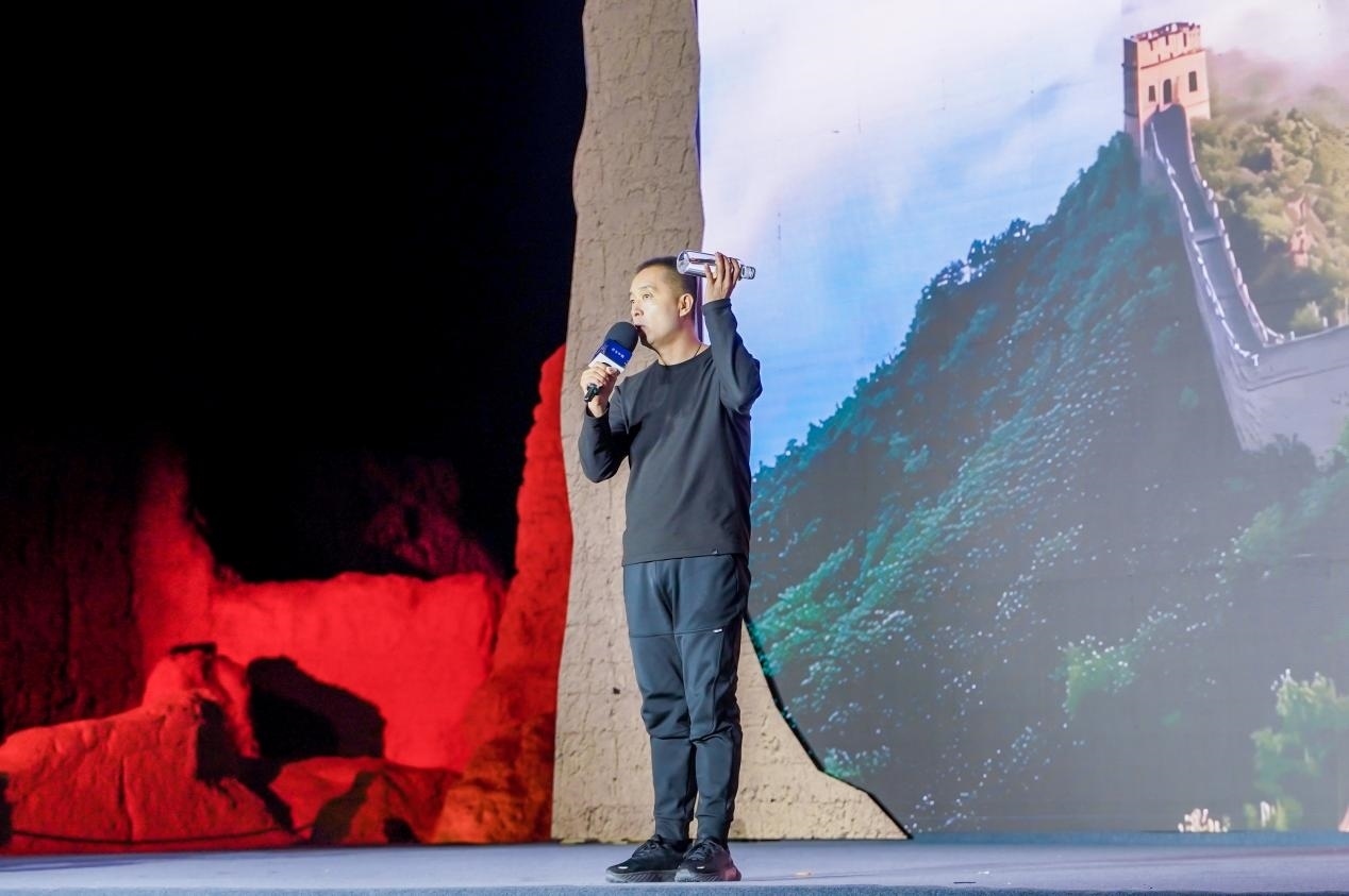 李剛在“何以中國·五星出東方”網(wǎng)絡主題宣傳活動現(xiàn)場演講。人民視頻供圖