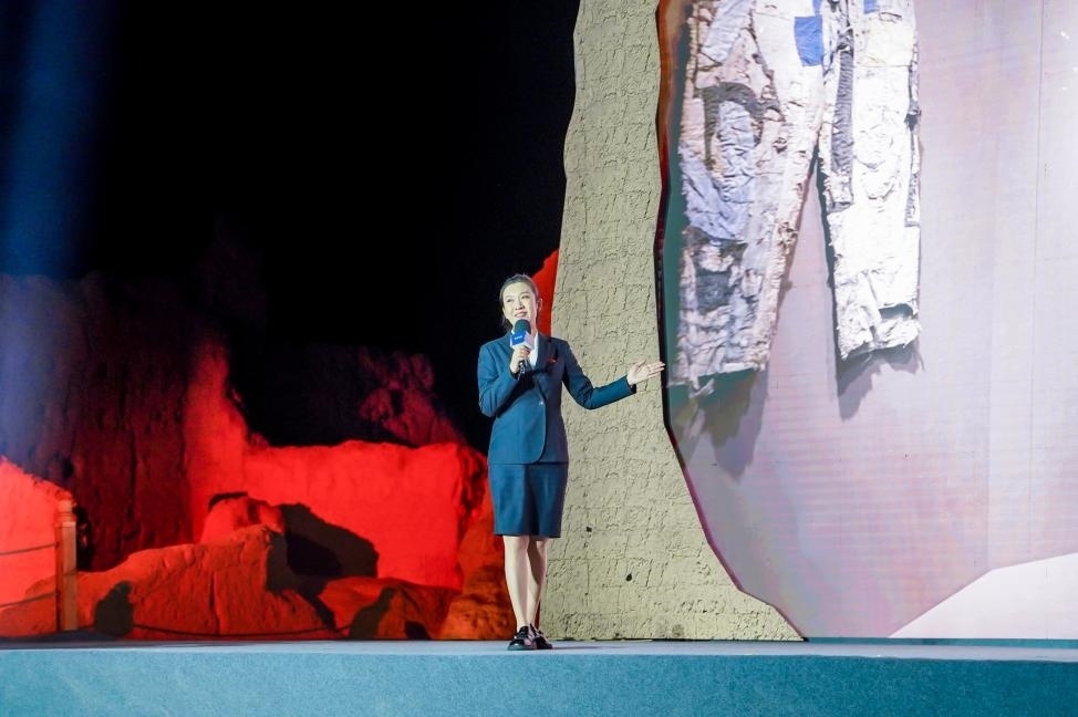 顧晨葉在“何以中國·五星出東方”網(wǎng)絡主題宣傳活動現(xiàn)場演講。人民視頻供圖