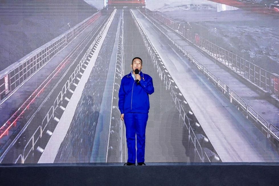 邵旭鵬在“何以中國·五星出東方”網(wǎng)絡主題宣傳活動現(xiàn)場演講。人民視頻供圖