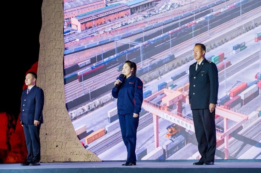 早吾扎?哈力賽（左二）在“何以中國·五星出東方”網(wǎng)絡主題宣傳活動現(xiàn)場演講。人民視頻供圖