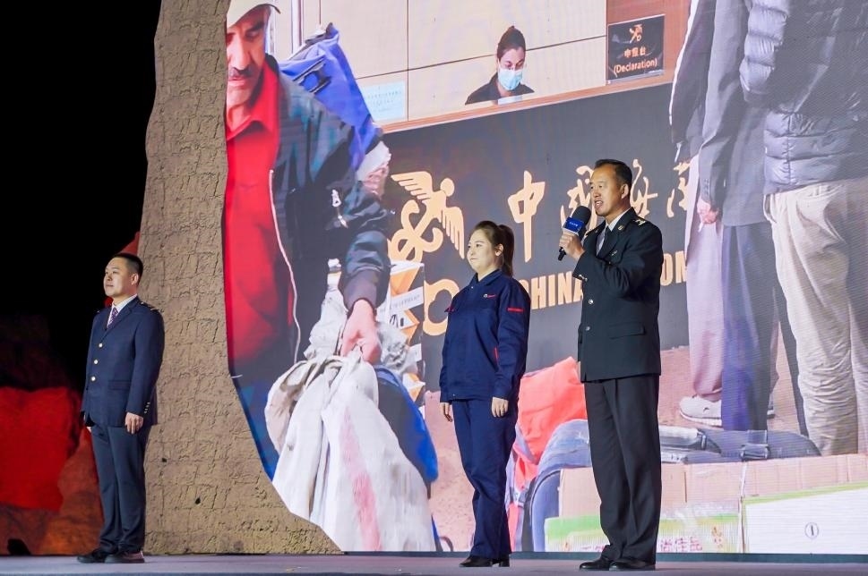 張曉波（右一）在“何以中國·五星出東方”網(wǎng)絡主題宣傳活動現(xiàn)場演講。人民視頻供圖