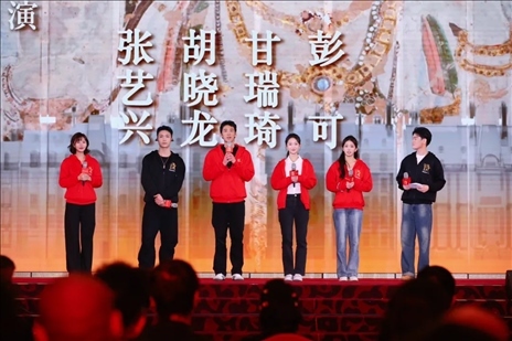 《受到召喚·敦煌》眾演員與現場觀眾互動交流。主辦方供圖