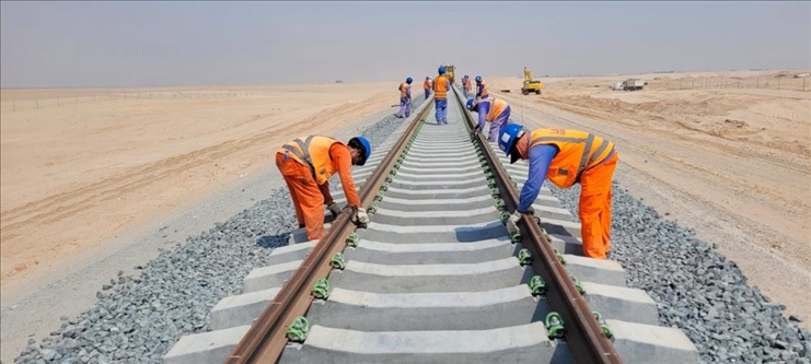 阿提哈德鐵路二期A標(biāo)項(xiàng)目施工中。中建中東供圖