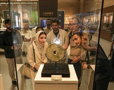 阿聯(lián)酋青年在良渚文化博物院參觀。中國(guó)銀行供圖