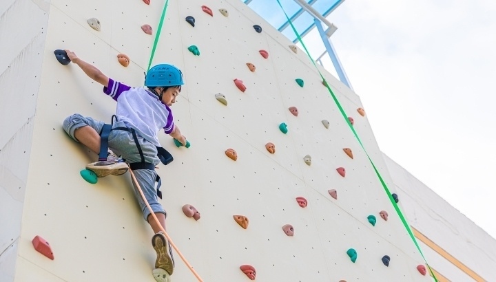 浙江臺(tái)州，正在學(xué)習(xí)攀巖課程的小學(xué)生