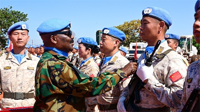 聯(lián)南蘇團(tuán)西戰(zhàn)區(qū)司令多米尼克準(zhǔn)將為維和官兵授勛。孫千攝