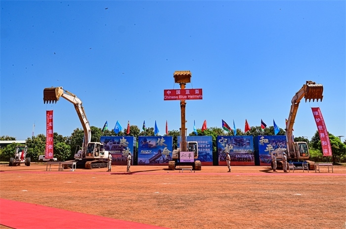 工程機(jī)械特技展示。王軍杰攝