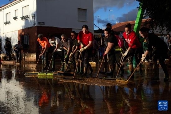 11月2日，居民在西班牙烏鐵爾清理房屋。新華社記者 孟鼎博 攝