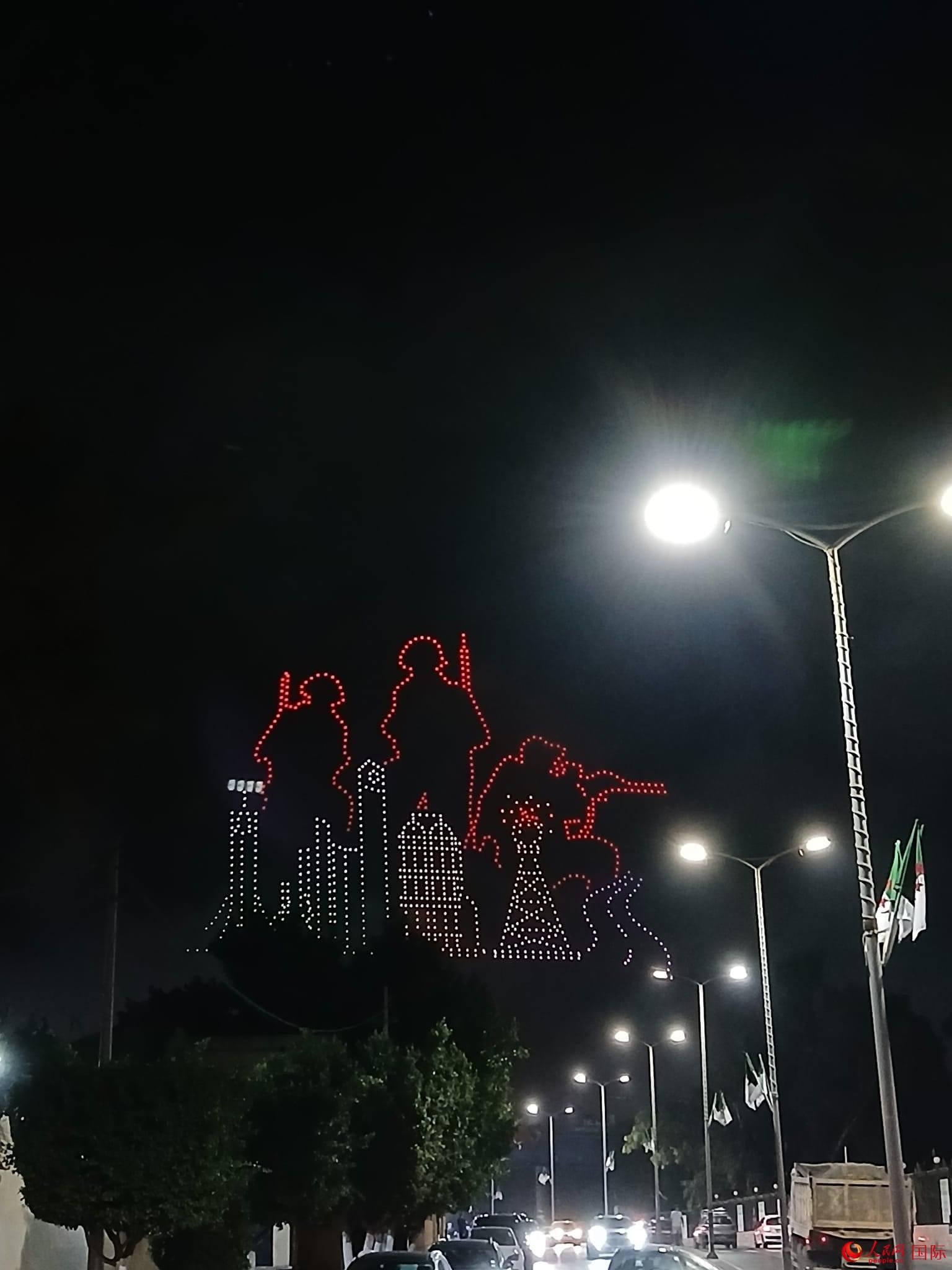 無(wú)人機(jī)隊(duì)形在空中變幻出圖案與文字 人民網(wǎng)記者 郝瑞敏攝