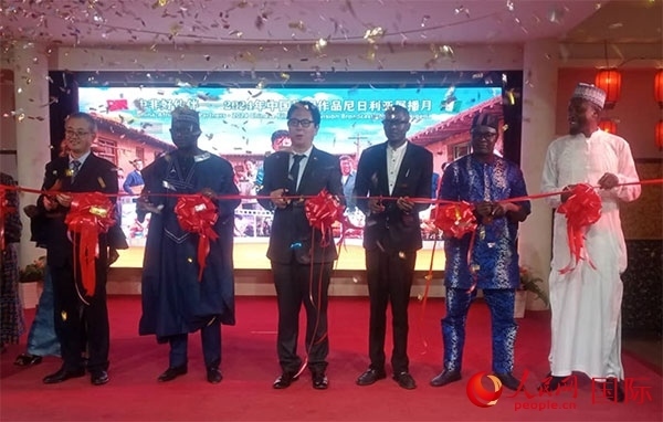 嘉賓們?yōu)橛耙曊共ピ禄顒蛹舨?。人民網記者 姜宣攝