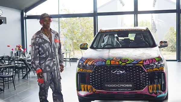 Samurai Farai和其汽車(chē)噴繪作品。人民網(wǎng) 張茜攝