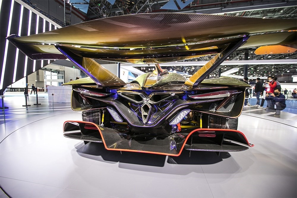 2020年11月5日，上海，來(lái)自德國(guó)的全球首款全碳纖維跑車亮相進(jìn)博會(huì)。該車總重量只有1250KG。