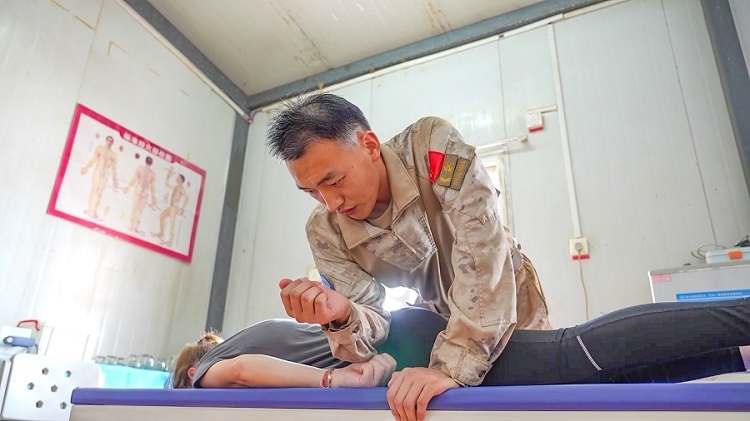 體驗中醫(yī)推拿。王軍杰攝