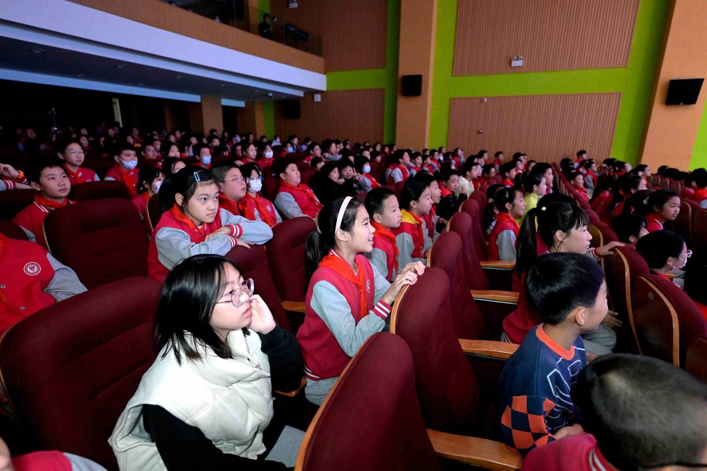 花校區(qū)學(xué)生現(xiàn)場歡呼照片。主辦方供圖