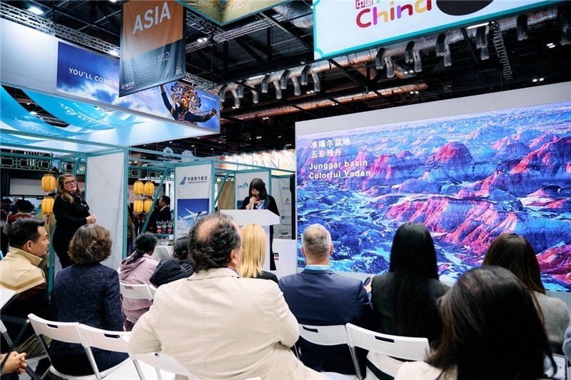  “中國(guó)館”新疆旅游推介會(huì)現(xiàn)場(chǎng)介紹。楊浩鵬攝
