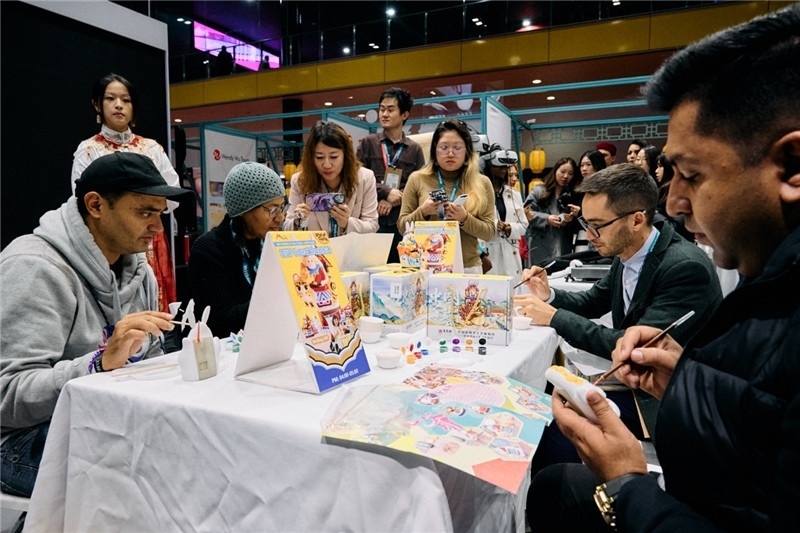 觀眾參加“兔兒爺”手工坊。楊浩鵬攝