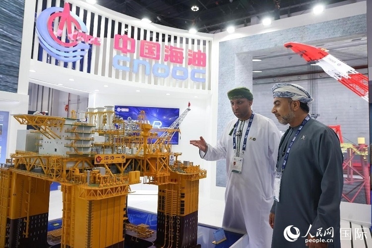 觀眾在中國海油展臺(tái)參觀。人民網(wǎng)記者 任皓宇攝