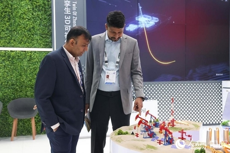 觀眾在了解中企產(chǎn)品。人民網(wǎng)記者任皓宇攝 