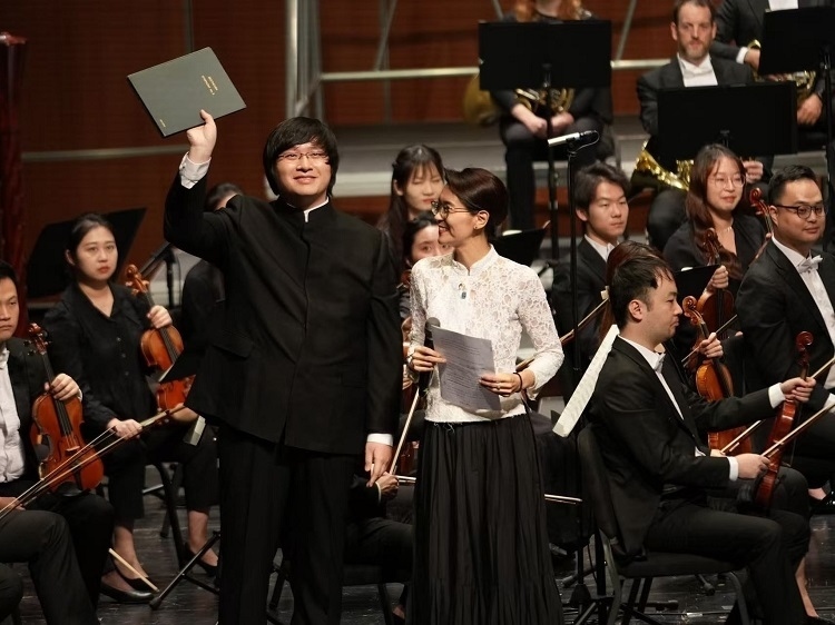 小澤征良向俞潞贈(zèng)送小澤征爾使用過(guò)的《第五交響曲》樂(lè)譜。演出方供圖