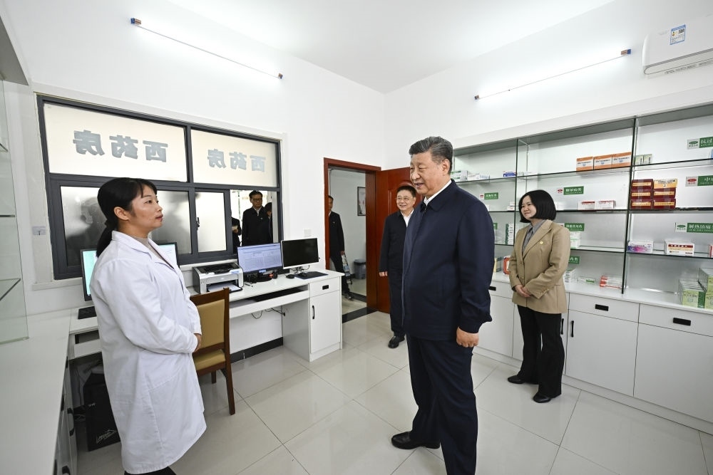 2024年11月5日，習(xí)近平在湖北省咸寧市嘉魚縣潘家灣鎮(zhèn)四邑村衛(wèi)生室考察。習(xí)近平指出：“要進一步加強黨建引領(lǐng)，抓住‘一老一小’這個重點，更加精準(zhǔn)有效地為群眾排憂解難?！? width=