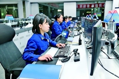  廣東省廣州市消防救援支隊(duì)指揮中心的接警調(diào)度員24小時(shí)待命。圖片由國(guó)家消防救援局提供