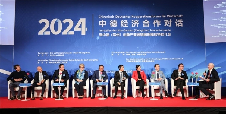 與會(huì)嘉賓在現(xiàn)場(chǎng)交流。主辦方供圖