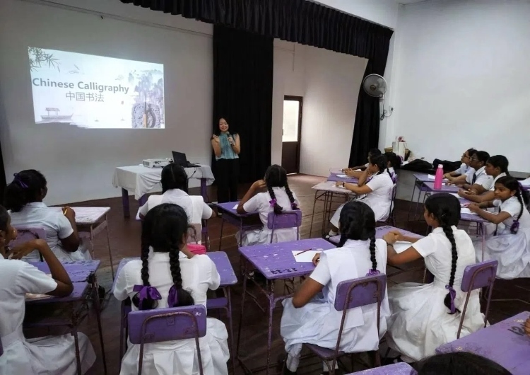 斯里蘭卡學生在系列活動中學習中國書法。圖片由主辦方提供
