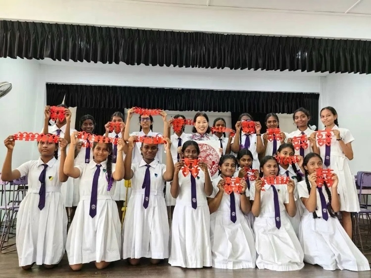 斯里蘭卡學生展示剪紙作品。圖片由主辦方提供