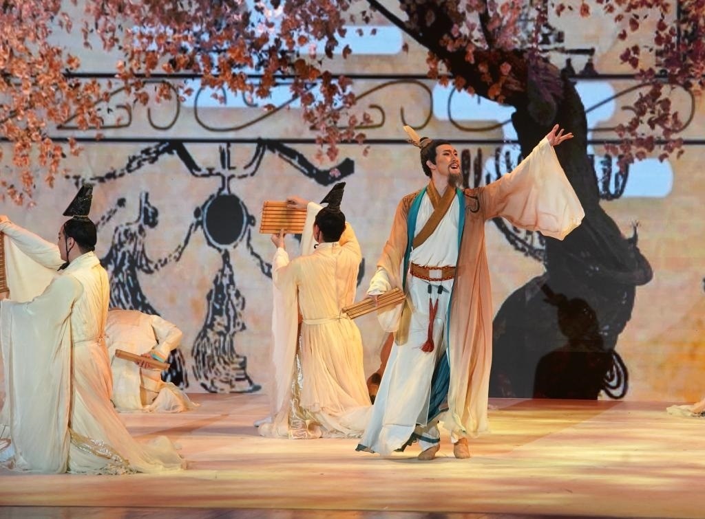 11月6日，演職人員在表演民族舞劇《孔子》片段。新華社記者 張晨霖 攝